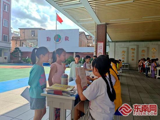 天添盈 诗词闯关现家长考官 家校共育让经典“活”起来